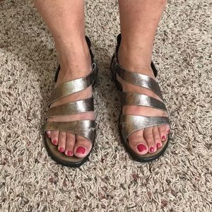Born metallic sandal